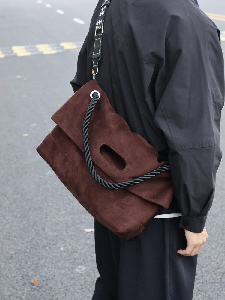 2026新款斜挎包男大包简约通勤包高级感毛绒轻便手提包包