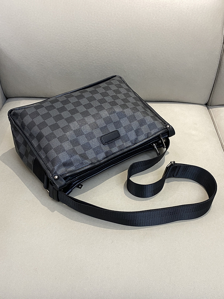 潮牌男士斜挎包日韩商务休闲单肩包男大容量时尚格子男包横款耐磨